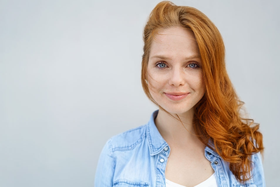 Elvie Beckenbodentrainer auf Rezept - Frau vor grauem Hintergrund